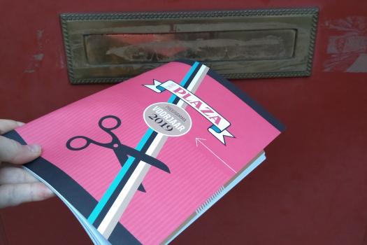 Een brochure aan een brievenbus